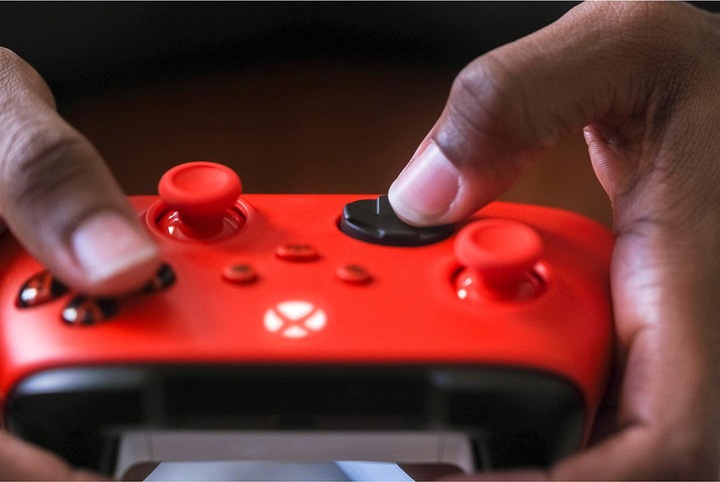 Immagine prodotto Microsoft Xbox Wireless Controller - Pulse Red (Xbox One S, Xbox Serie S, PC, Xbox One X, Xbox Series X)