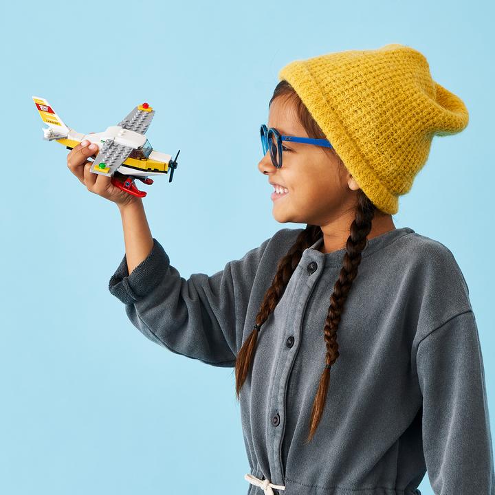 Actual product image LEGO City Aereo Postale (60250)