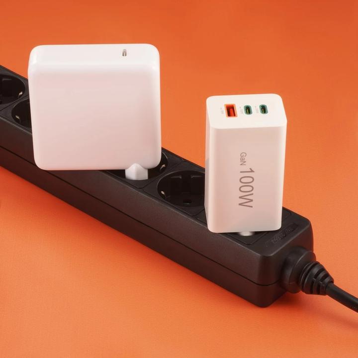 Actual product image Hama GaN quick charger, 2x USB-C PD, 1x USB-A Q (100 W)