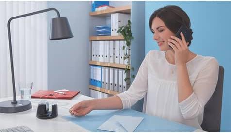 Produktbild tesa tesafilm COMPACT Tischabroller, Klebeband-Spender mit Anti-Rutsch-Boden, inkl. 1 Rolle tesafilm