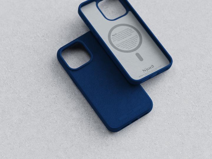 Image du produit Njord Étui rigide en daim MagSafe bleu marine (Apple iPhone 15 Pro)