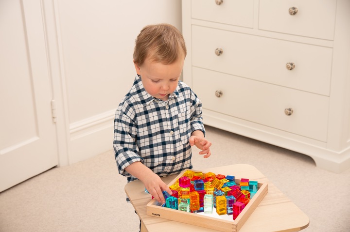 Produktbild TickiT Set mit 100 farbigen und Transparente Acryl-Würfel und einem Spiegelkasten aus Holz