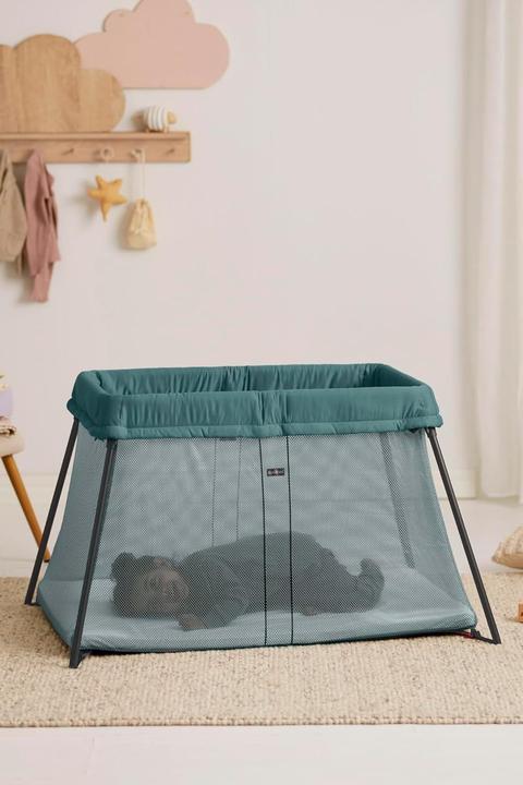 Productafbeelding BabyBjörn Travel Crib Light with Sheet, Dark Green (60 x 105 cm)