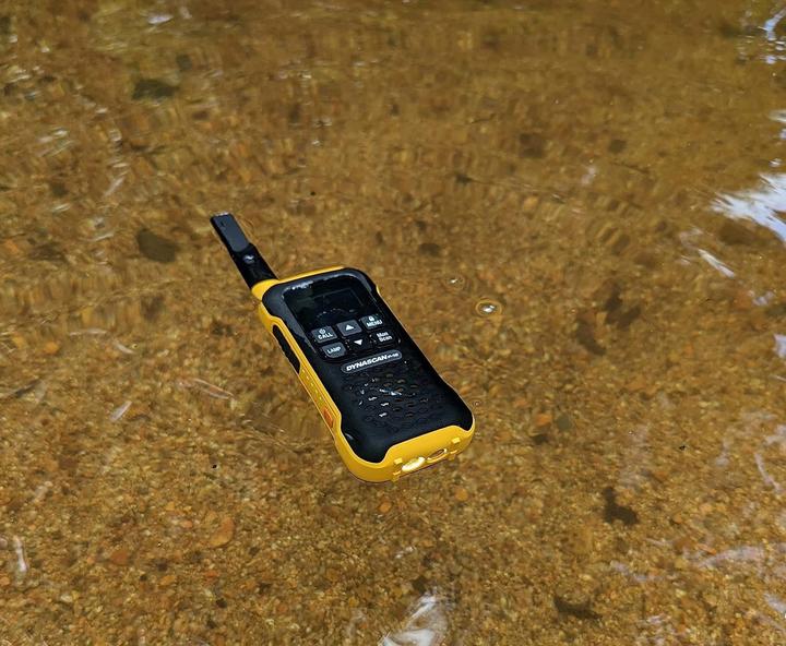Produktbild Dynascan PMR PNI F-15 tragbares Radio, 446 MHz, 0,5 W, 16 CH, wasserdicht IP67, Set mit 2 Stück (12 km)