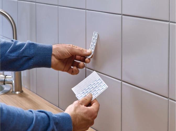 Produktbild tesa Klebenagel für Fliesen & Metall, 3kg Halteleistung, spurlos ablösbar & wiederverwendbar, 4 Nägel