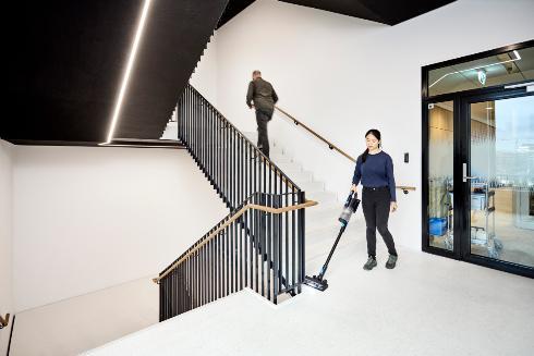 Produktbild Nilfisk 128390175 VU200 Akku-Stielstaubsauger inkl. 2x Akku 29,6V / 2,45Ah Li-Ion und 2x Ladegerät