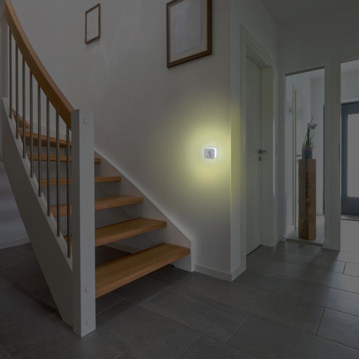 Actual product image Hama LED-Nachtlicht mit Steckdose, 2 USB-Ausgänge, Bewegungsmelder, Lichtsensor