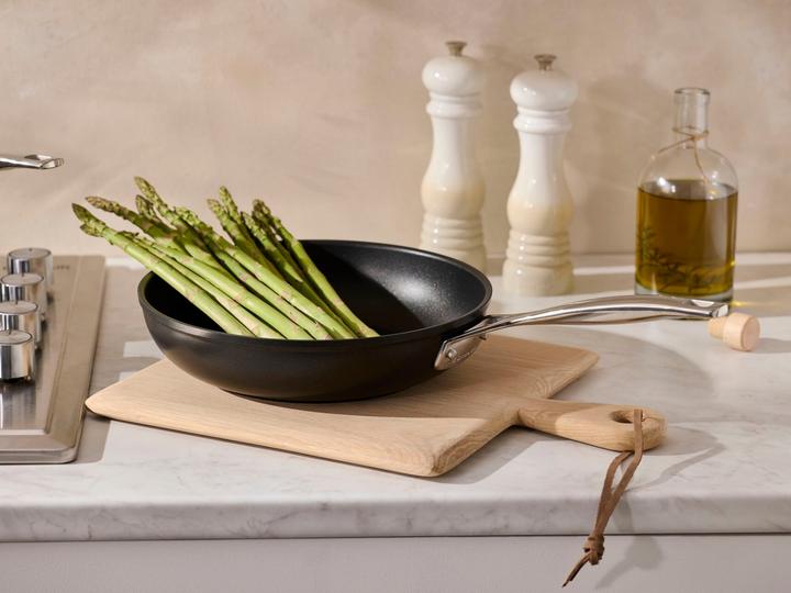 Produktbild Le Creuset Aluminium Antihaft Schmorpfanne 26 cm (26 cm, Aluminiumguss)