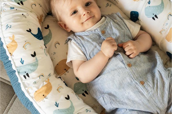 Image du produit Ullenboom Nid d'ange & cocon gaufré motif baleines bleues