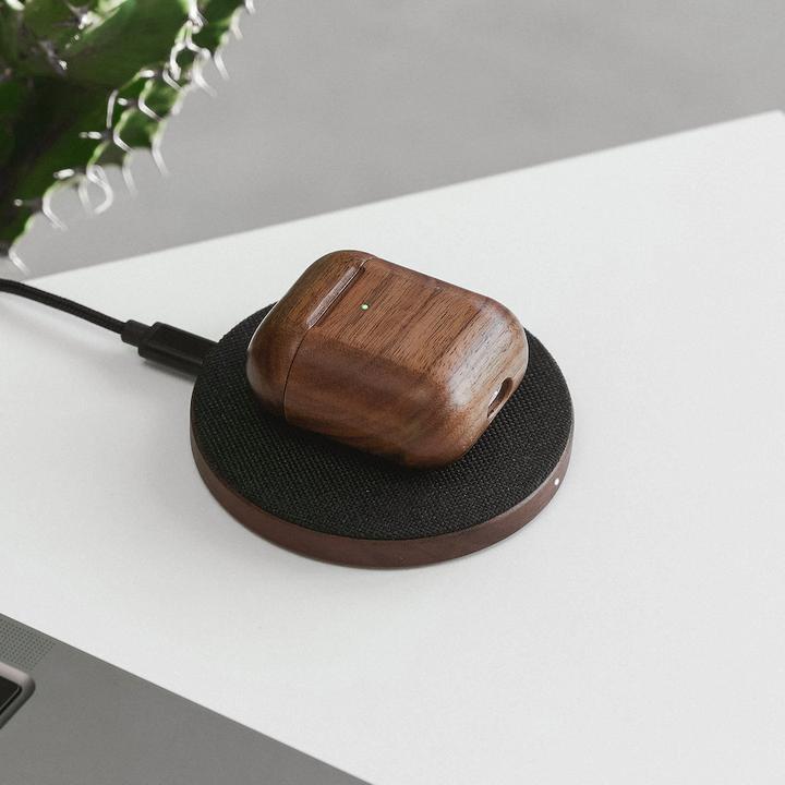Produktbild Woodcessories AirCase Schutzhülle für Apple AirPods 1. und 2. Generation braun (Kopfhörer Hülle)