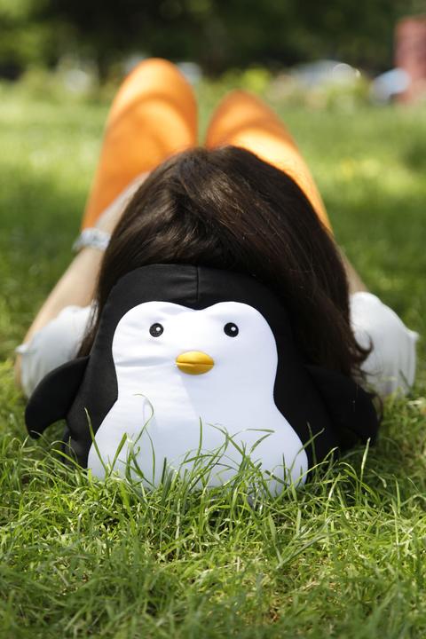 Produktbild Kikkerland Zip Flip Penguin (Kopf- & Nackenkissen)