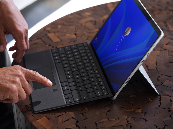 Actual product image Microsoft Surface Pro Signature Keyboard with Fingerprint ID (CH, Docking)