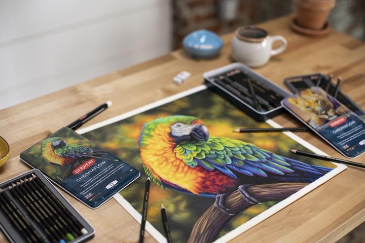 Productafbeelding Derwent Chromaflow blik 12 ass. (Blush Roze, Vlam, Natuurlijk bruin, Scharlaken, grasgroen, Denim, Zonnegeel, Blauw, Basilicum, Black, Lila, Wit, 12 x)