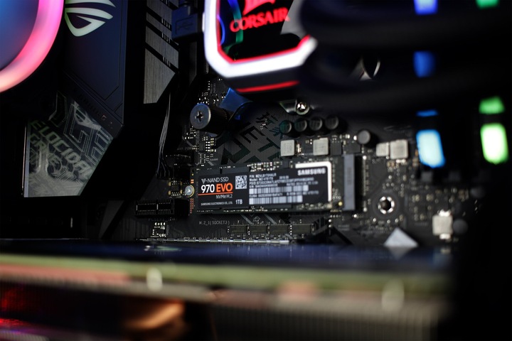Produktbild Mifcom Spectrum RTX2080Ti Core i9 Ultimate (Intel Core i9-9900K, 32 GB, 1000 GB, GeForce RTX 2080 Ti)