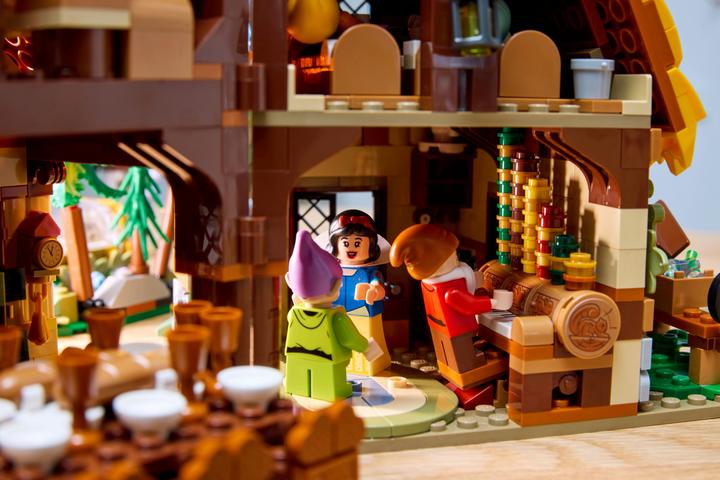 Image du produit LEGO La cabane de Blanche-Neige et des sept nains (43242, LEGO Disney)