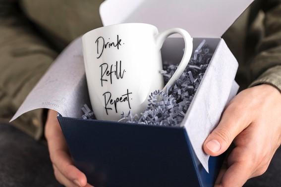 Produktbild Villeroy & Boch Becher mit Henkel Drink. Refill. Repeat. Statement (280 ml, 1 x)