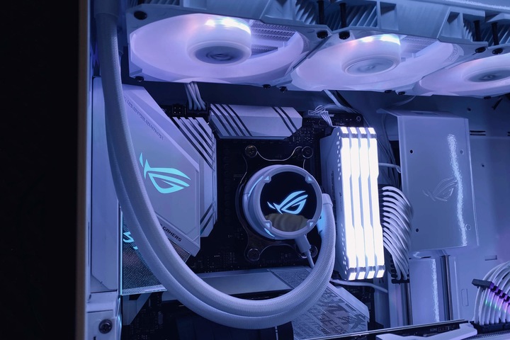 Actual product image ASUS ROG Strix LC 360 RGB White Edition Complete water cooling