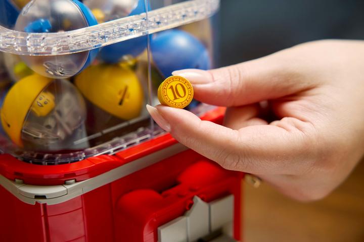 Produktbild LEGO Spielzeugautomat mit Minifiguren (21358, LEGO Ideas)