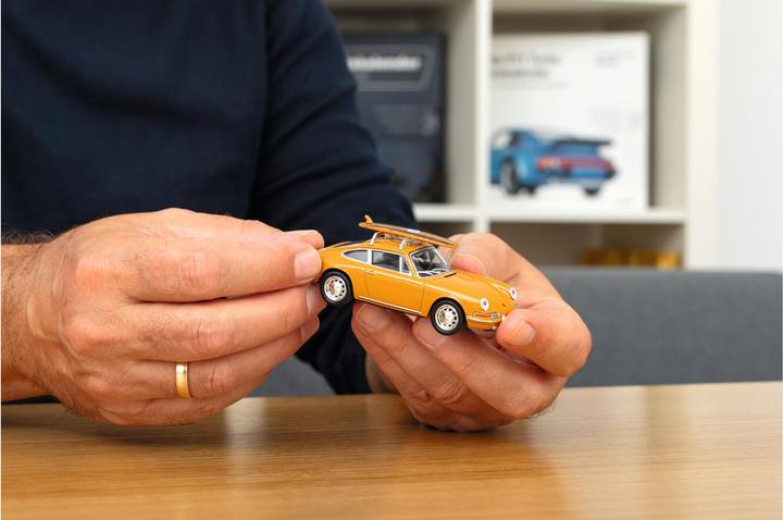 Image du produit Porsche 911 'Surfbrett' Bahamagelb Adventskalender