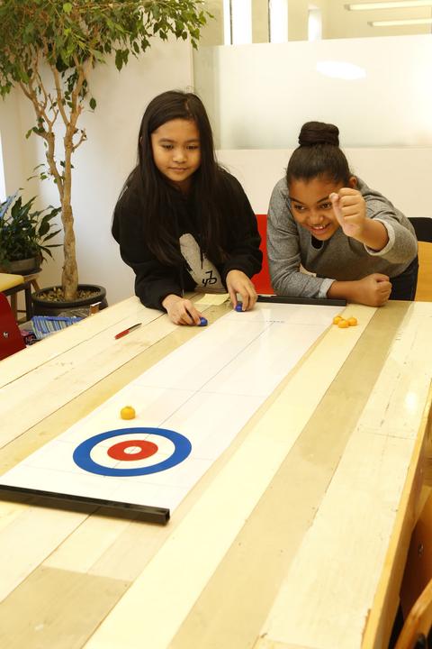Produktbild Kikkerland Table Top Curling Game