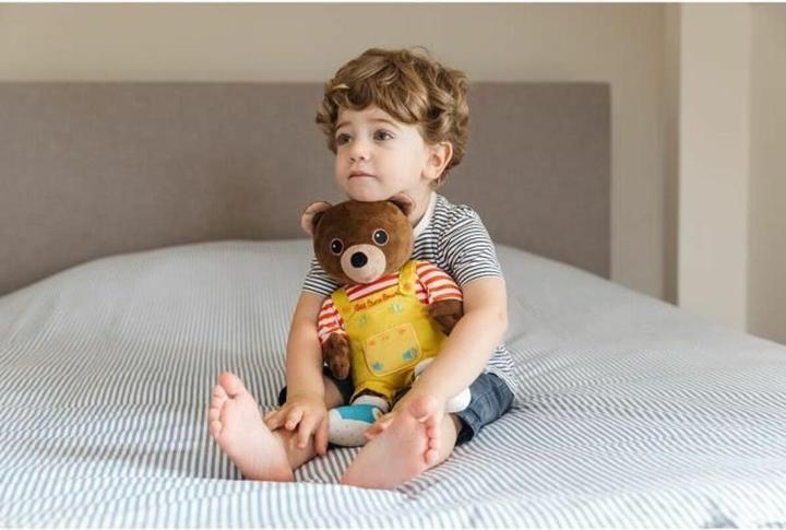 Produktbild Gipsy Toys – Kleiner Braunbär – Plüschtier mit Musik spricht Geschichtenerzähler – 28 cm – Braun Gel (28 cm)