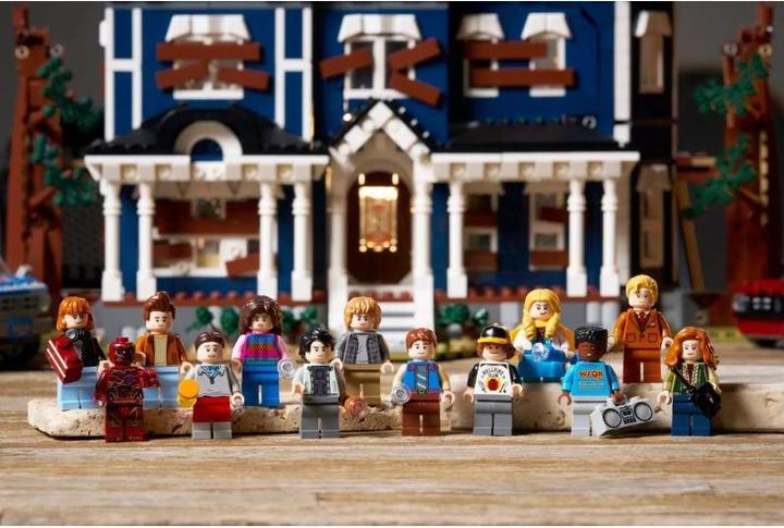 Actual product image LEGO Stranger Things: The Creel House (11370, LEGO Icons)