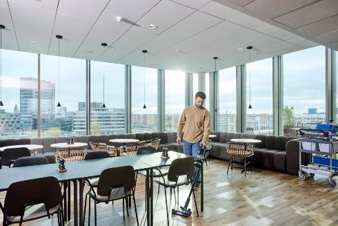 Produktbild Nilfisk 128390175 VU200 Akku-Stielstaubsauger inkl. 2x Akku 29,6V / 2,45Ah Li-Ion und 2x Ladegerät