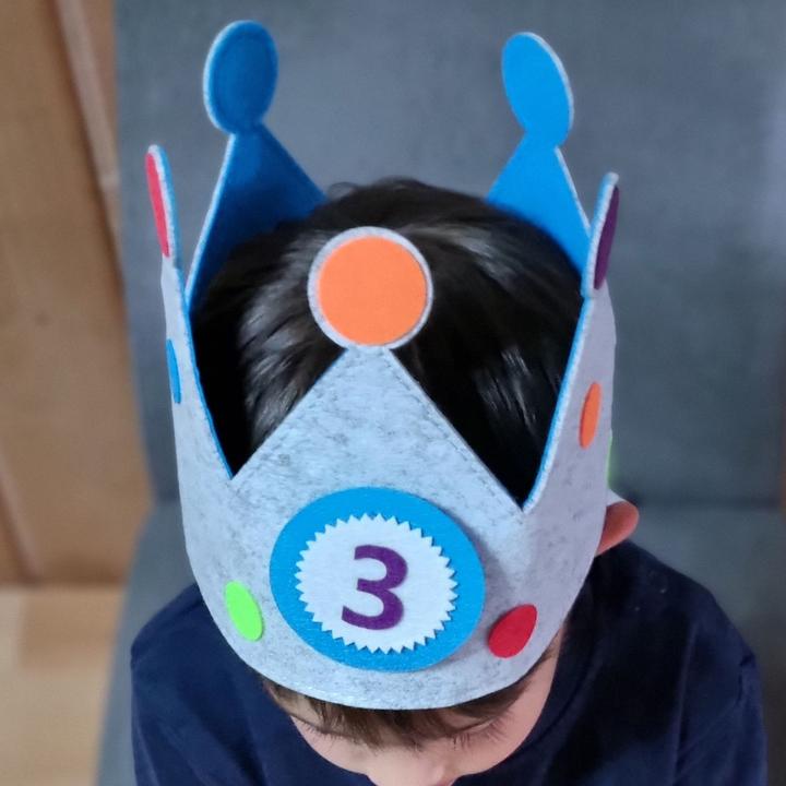 Actual product image Intirilife Birthday crown with interchangeable numbers 0 - 9 (1 pcs.)