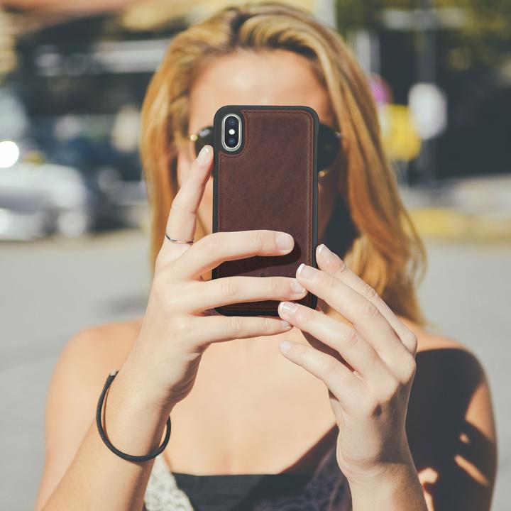 Produktbild Akashi Schutzhülle aus Echtleder stoss- kratzfest für Apple iPhone X / XS – Braun (Apple iPhone XS)