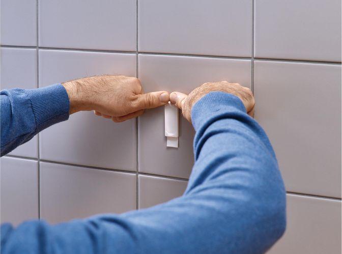 Produktbild tesa Klebenagel für Fliesen & Metall, 3kg Halteleistung, spurlos ablösbar & wiederverwendbar, 4 Nägel