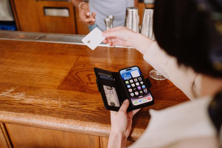 Immagine prodotto TwelveSouth LibroLibro (Apple iPhone 15 Pro)