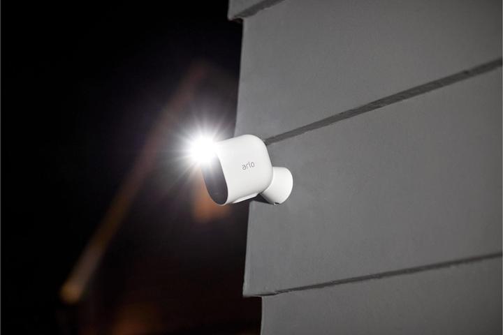 Produktbild Arlo Pro 4 Spotlight Kamera, 4er Set weiss (2688 x 1520 Pixel)