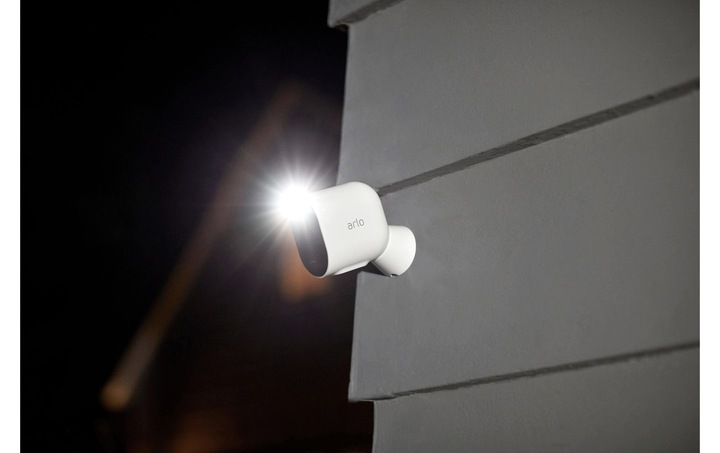 Produktbild Arlo Pro 4 Spotlight Kamera, 4er Set weiss (2688 x 1520 Pixel)