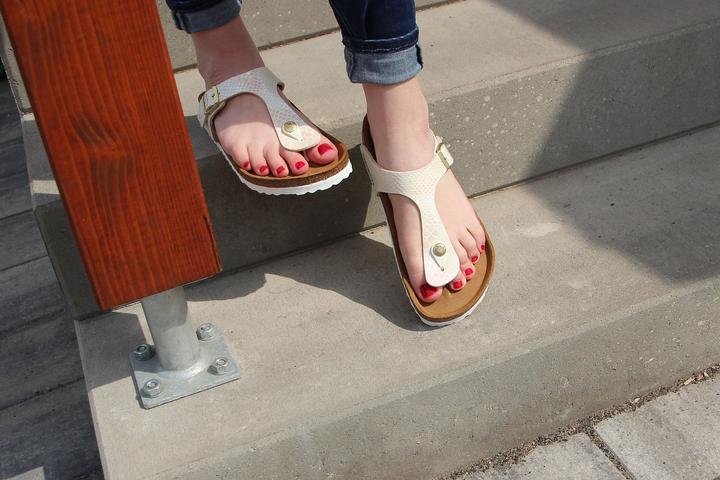 Actual product image Birkenstock GIZEH Kids Birko-Flor Narrow - Shiny Snake Cream (30)