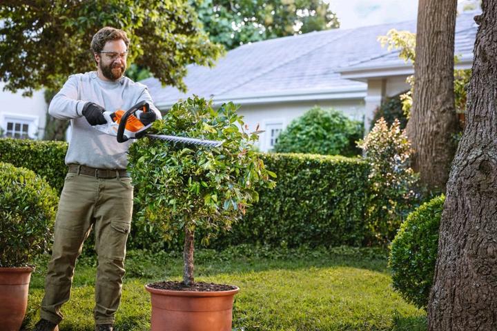 Actual product image Stihl Cordless hedge trimmer HSA 40 set with 2 x battery AS 2 and charger AL 1 (Cordless hedgecutters)
