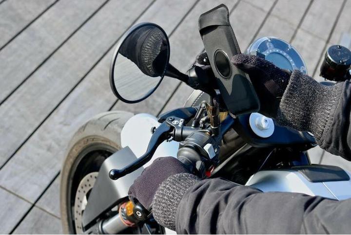 Actual product image Shapeheart Scooter cell phone holder