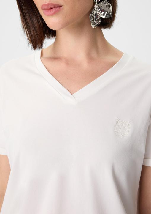Image du produit Comma T-Shirt Jersey-T-Shirt mit Stickerei und V-Ausschnitt (46)