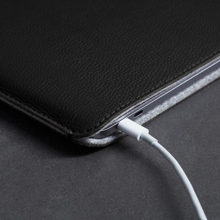 Immagine prodotto Woolnut Custodia in pelle -suojatasku 13" MacBook Pro & Air, musta (13", Apple)