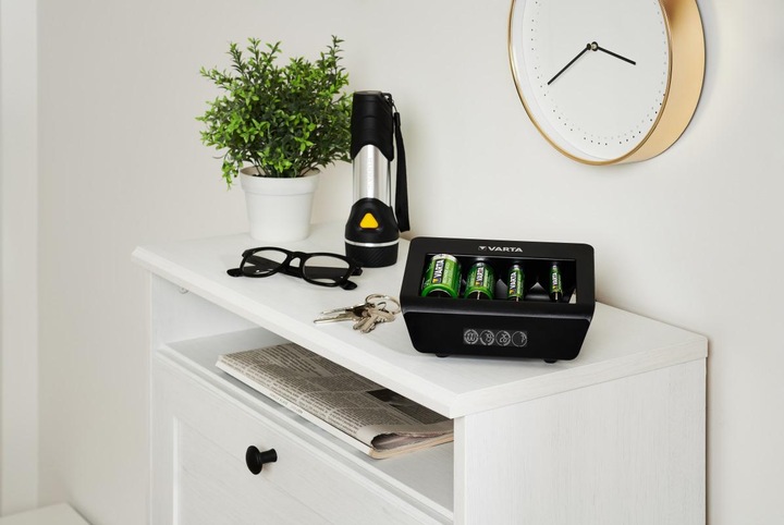 Produktbild Varta LCD Universal Charger+ (1 Stk., 9V Block, Ladegerät ohne Akku)