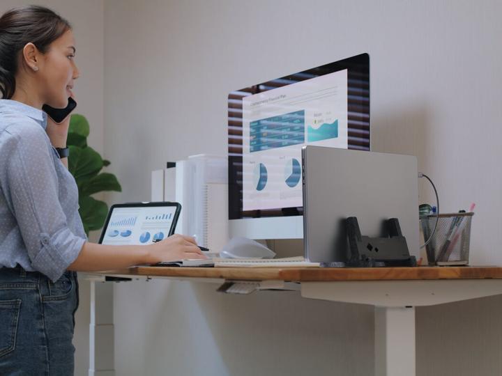 Actual product image Durable Laptop stand EFFECT -3kg 13-17"/vertical/PET-felt/anthracite