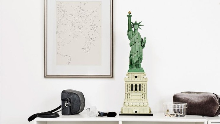 Actual product image LEGO Statue of Liberty (21042, LEGO Architecture)