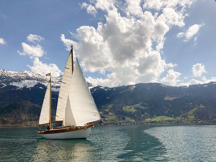 Produktbild Smartbox Übernachtung im Segelschiff auf dem Thunersee mit einer Flasche Wein (3 Personen)