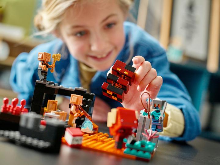 Actual product image LEGO The Nether Bastion (21185, LEGO Minecraft)