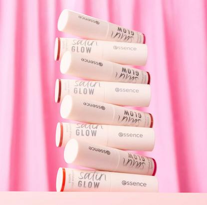 Image du produit essence satin GLOW luminous shine lipstick rouge à lèvres (07 Coral It A Day)