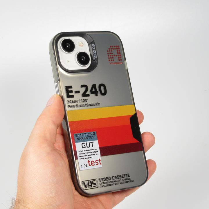 Immagine prodotto PhoneLook Coperchio in gomma siliconica per videocassetta vintage E-240 (Apple iPhone 15)
