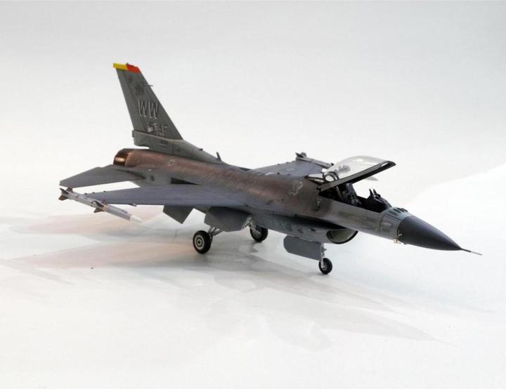 Actual product image Tamiya F-16CJ Fighting Falcon