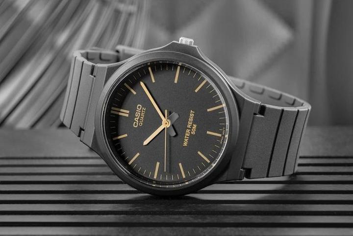Produktbild Casio MW-240-1E2VEF (Analoguhr, 43 mm)