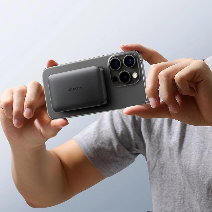 Actual product image Joyroom Powerbank JR-W020 Mini 5000mAh USB-A USB-C inductive 20W - black + USB-C / USB-C cable (5000 mAh, 20 W, 18.50 Wh)