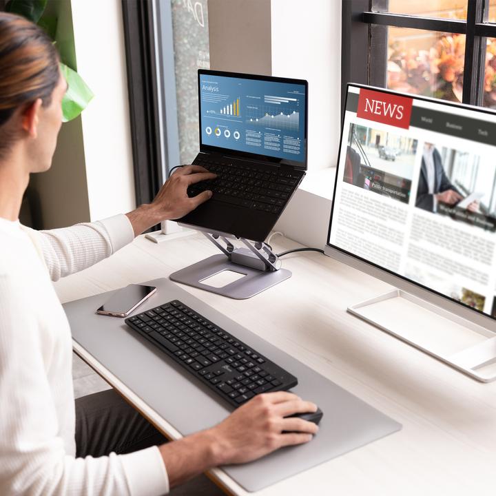 Actual product image j5Create JTS327-N multi-angle 4K docking station