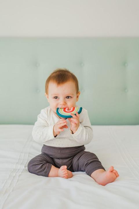 Actual product image Suavinex Beissring Silikon +0M Regenbogen (0 Months)